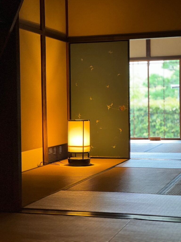 障子越しの柔らかな光