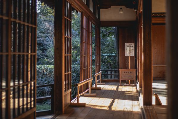 深い軒と縁側のある木の家