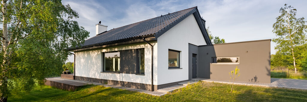 竣工した住宅の外観。切妻屋根の完成した家