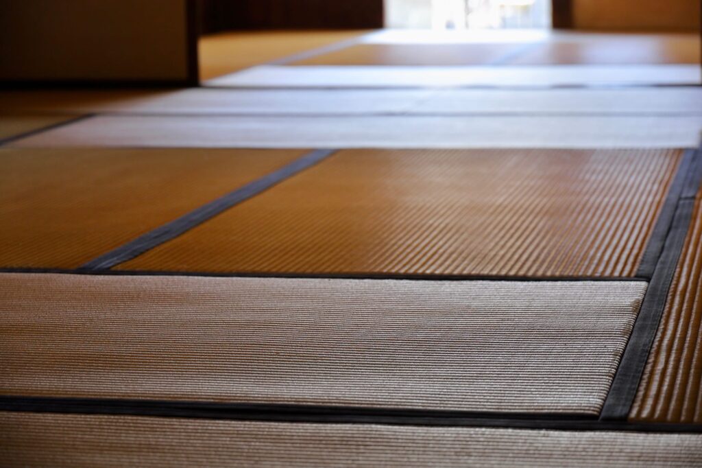 縁付きの畳を敷き詰めた和の一室