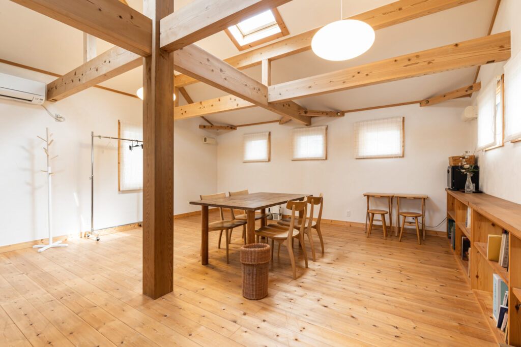 梁を見せた木の天井と、光の入る明るいダイニング