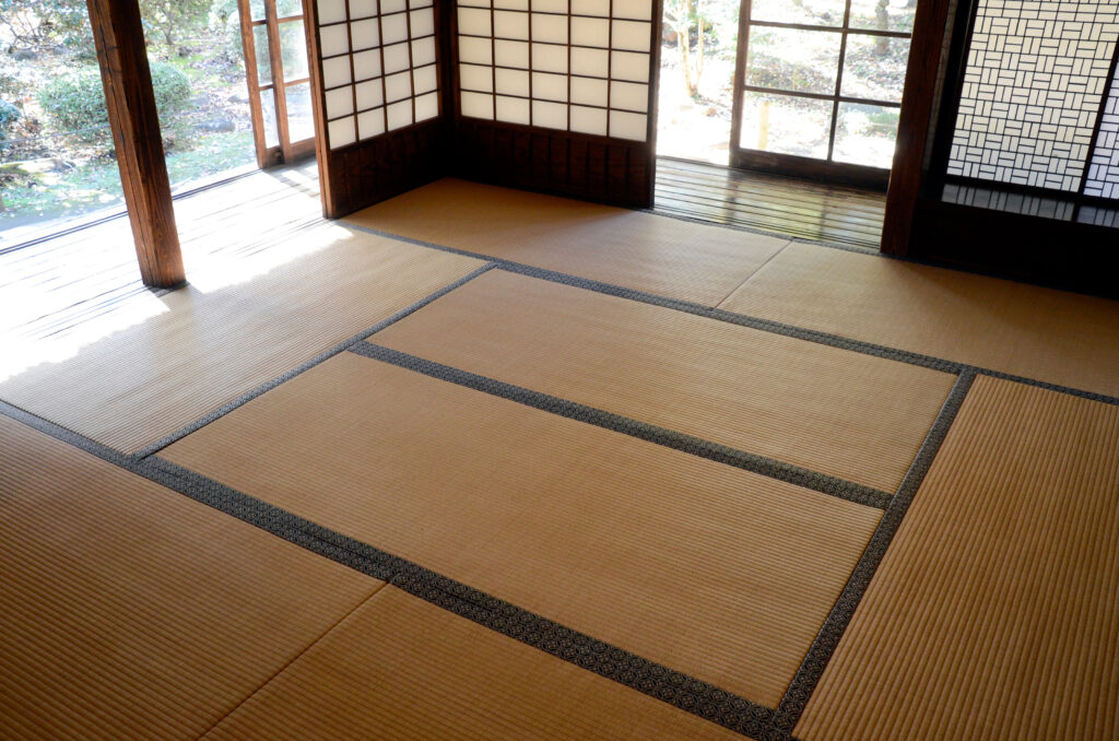 中庭に面した明るい和室