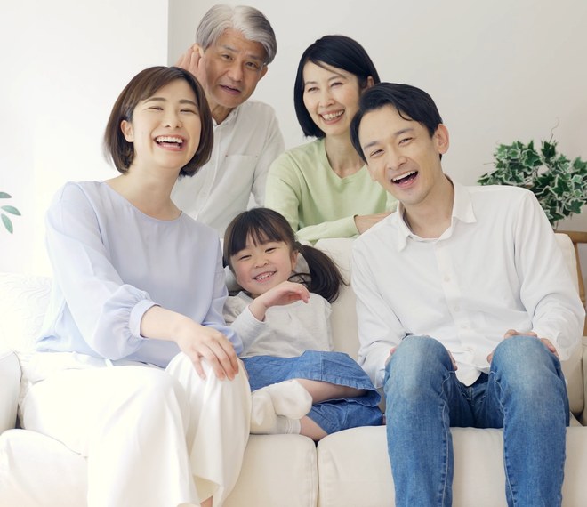 コンパクト平屋にお住まいのご家族（イメージ）