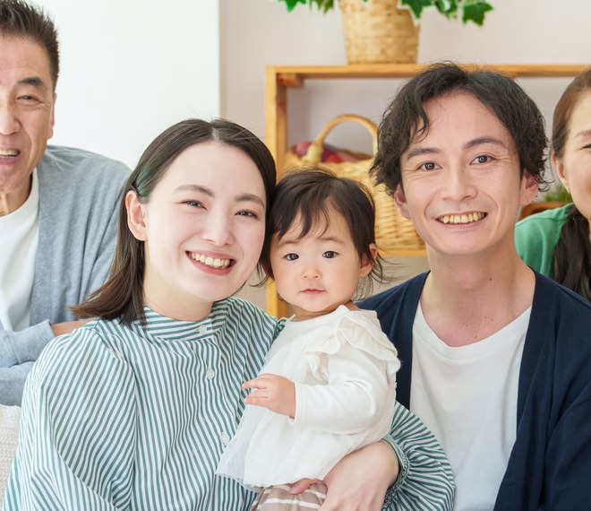 二世帯の大屋根平屋にお住まいのご家族（イメージ）